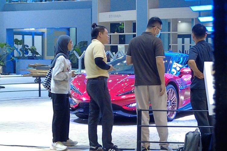 Yangwang U9, Supercar listrik, supercar listrik, YangWang U9, GIIAS 2025, Performa mengesankan, Mengenal Yangwang U9: Supercar Listrik Menari di GIIAS 2025, Mobil yang Menari dan Melompat, Desain Futuristik dan Eksklusif, Performa yang Mengesankan, Teknologi Suspensi Inovatif, Rekor di Lintasan, Dimensi dan Harga
