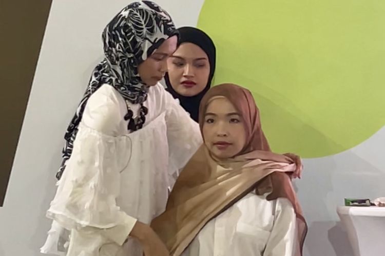 hijab segi empat, tutorial hijab, tutorial hijab segi empat, langkah langkah memakai hijab segi empat, hijab segi empat simple, cara pakai hijab segi empat simple dan modis, cara pakai hijab segi empat, cara pakai hijab segi empat rapi, 5 Langkah Tutorial Hijab Segi Empat agar Tampil Anggun Menurut Ahli, 1. Lapisi inner dengan hijab segi empat, 2. Rapikan sisi depan wajah, 3. Ambil bagian yang lebih panjang ke belakang sisi pendek, 4. Rapikan layering di area depan, 5. Modifikasi sisi yang panjang untuk tampilan lebih berdimensi