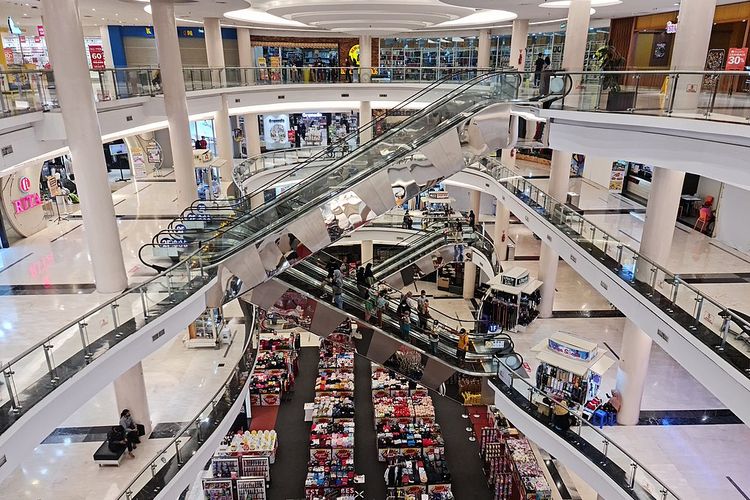 Purwokerto, rekomendasi wisata, 7 Spot Wisata di Sekitar Alun-Alun Purwokerto, Cocok untuk Liburan Hemat, 1. Alun-Alun Purwokerto, 2. Menara Pandang Teratai, 3. Madhang Maning Park, 4. Museum Bank Rakyat Indonesia (BRI), 5. Taman Mas Kemambang, 6. Rita SuperMall Purwokerto, 7. Masjid Raya Al-Ittihad