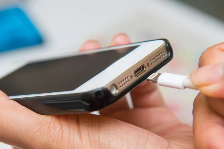 ponsel, tanda ponsel rusak, pengguna ponsel, Ini 9 Ciri HP Sudah Tak Layak Pakai, Waspadai Sebelum Terlambat, 6. Performa perangkat dibatasi, 7. Tidak dapat update OS lagi, 8. Layar berubah warna, 9. Sinyal dan WiFi sering bermasalah