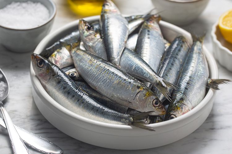biotin, biotin untuk rambut, makanan kaya biotin, 10 Makanan Kaya Biotin untuk Rambut Sehat, Fungsi Otak, dan Segudang Manfaat Lainnya, 1. Salmon, 2. Kedelai (Edamame), 3. Telur, 4. Biji bunga matahari, 5. Sarden, 6. Ubi jalar, 7. Hati sapi, 8. Almond, 9. Jamur kancing, 10. Kacang-kacangan