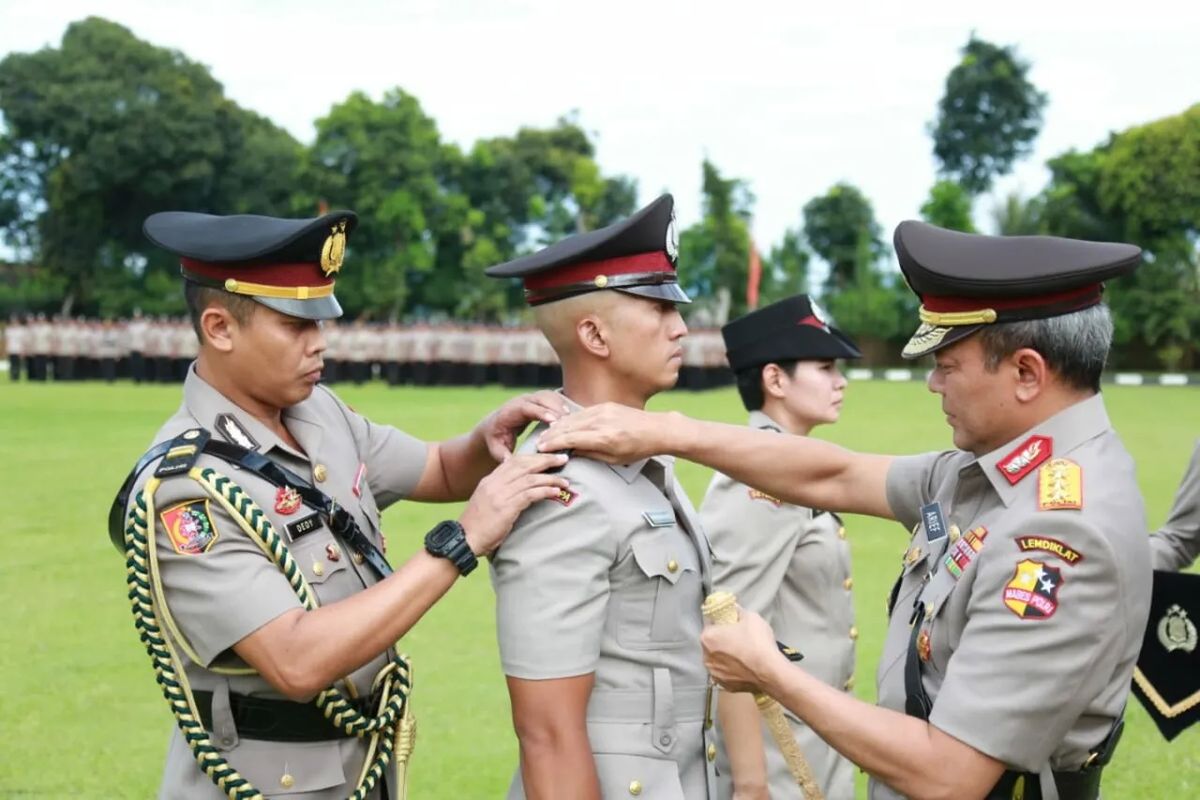 kenaikan pangkat, 50 Ide Ucapan Selamat Kenaikan Pangkat Polisi untuk Atasan, Formal dan Penuh Hormat, Ucapan Formal Berdasarkan Prestasi dan Dedikasi, Ucapan Singkat dan Padat (Melalui Pesan Digital), Ucapan Mengandung Harapan dan Doa, Ucapan untuk Karangan Bunga atau Banner, Ucapan Formal dalam Acara Syukuran