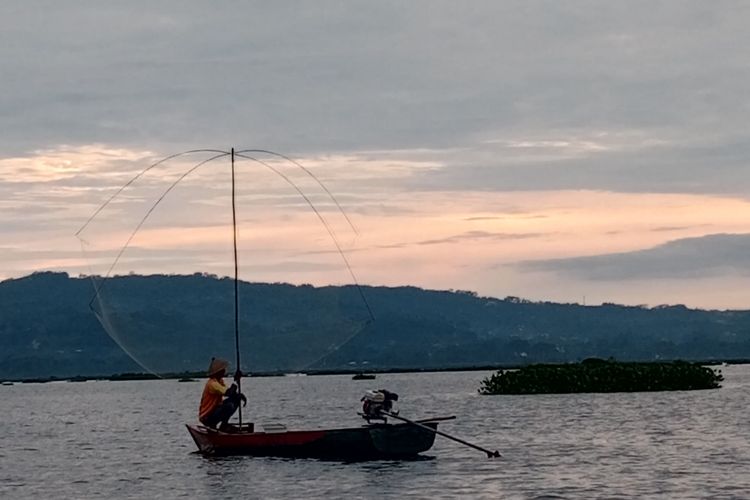 Bukit Cinta, Bebek Goreng Eco, Bukan Ikan, Restoran di Pinggir Rawa Pening Ini Andalkan Bebek Goreng
