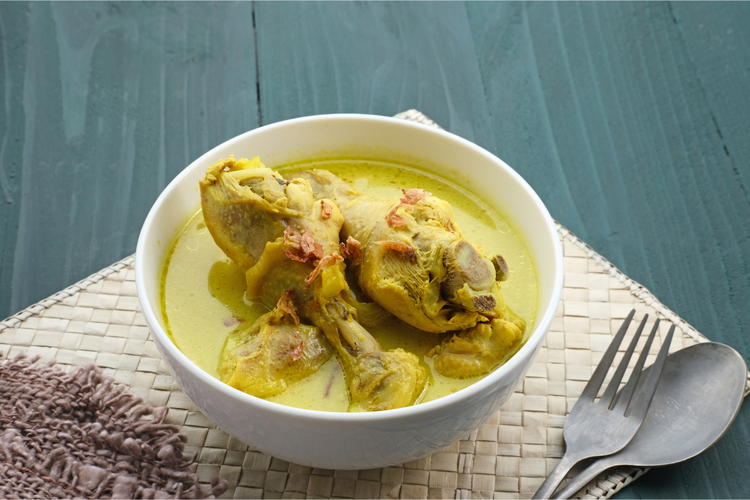 Hidangan, opor ayam, Resep Opor Ayam Gurih, Lengkap dengan Tips agar Santan Tidak Cepat Basi, Bahan-bahan:, Cara membuat opor ayam:, 1. Teknik pengolahan bumbu dan santan, 2. Gunakan api kecil, 3. Pilih bahan segar