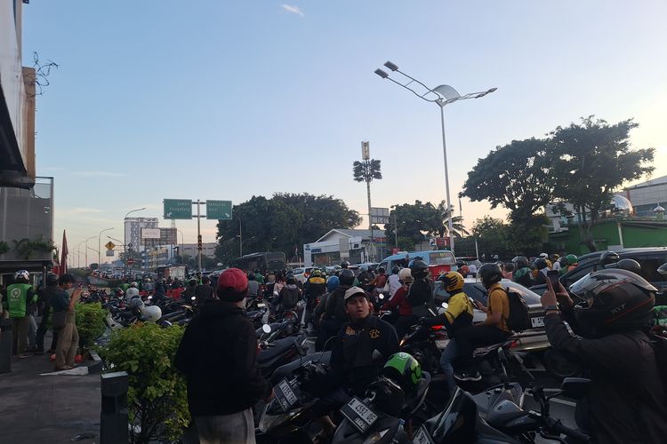 transjakarta, Bus Rapid Transit, angkutan umum, aksi massa, mikrotrans, Imbas Aksi Massa, Cek Angkutan Umum yang Non-Aktif Hari Ini