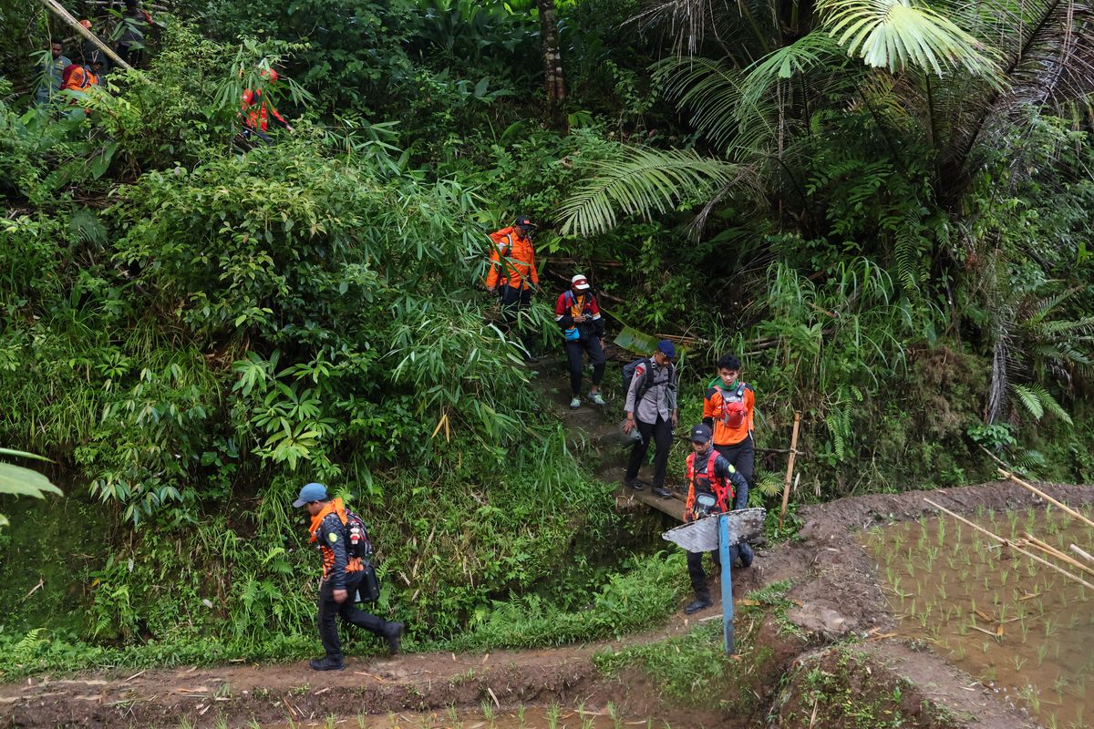 pesawat, pesawat ATR, Keluarga Berharap Mukjizat bagi Esther Sianipar, Pramugari Pesawat Jatuh di Pangkep