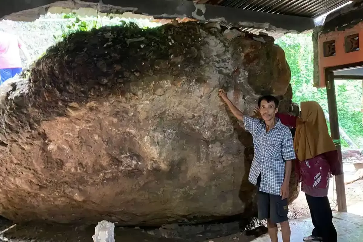 Batu Seukuran Mobil Hantam Rumah di Bantul, Ada Suara