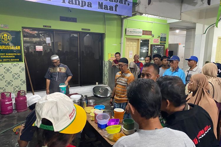 bubur samin, BERITA FOTO: “War” Bubur Samin di Masjid Darussalam Solo, Warga Rela Antre Demi Rasa Khas Banjar