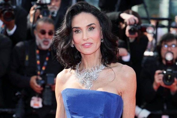Gaya rambut, Cannes, Demi Moore Tampil dengan Rambut Pendek Baru di Cannes 2026, Demi Moore tampil dengan gaya rambut baru di Cannes, Cannes 2026 jadi panggung eksperimen gaya Demi Moore, Demi Moore mengaku senang mencoba sisi baru dirinya, Penampilan Demi Moore di Cannes terus jadi sorotan