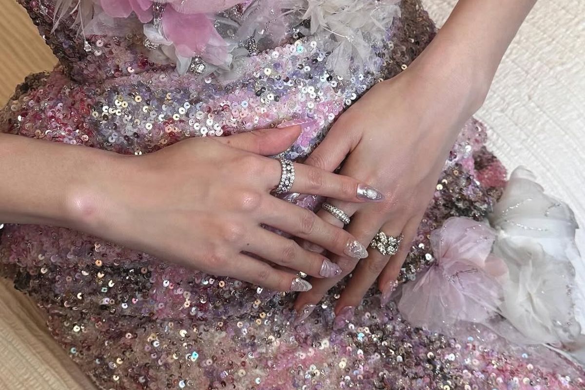 Fashion, Met Gala, makeup, gaya rambut, Tren Makeup Met Gala 2026, dari Inner Corner Glow hingga Kuku Metalik, Eyeshadow warna berani mendominasi, Rambut artistik jadi bagian penting penampilan, Kuku dan aksesori kecantikan ikut mencuri perhatian, Tampilan dramatis tetap mendominasi