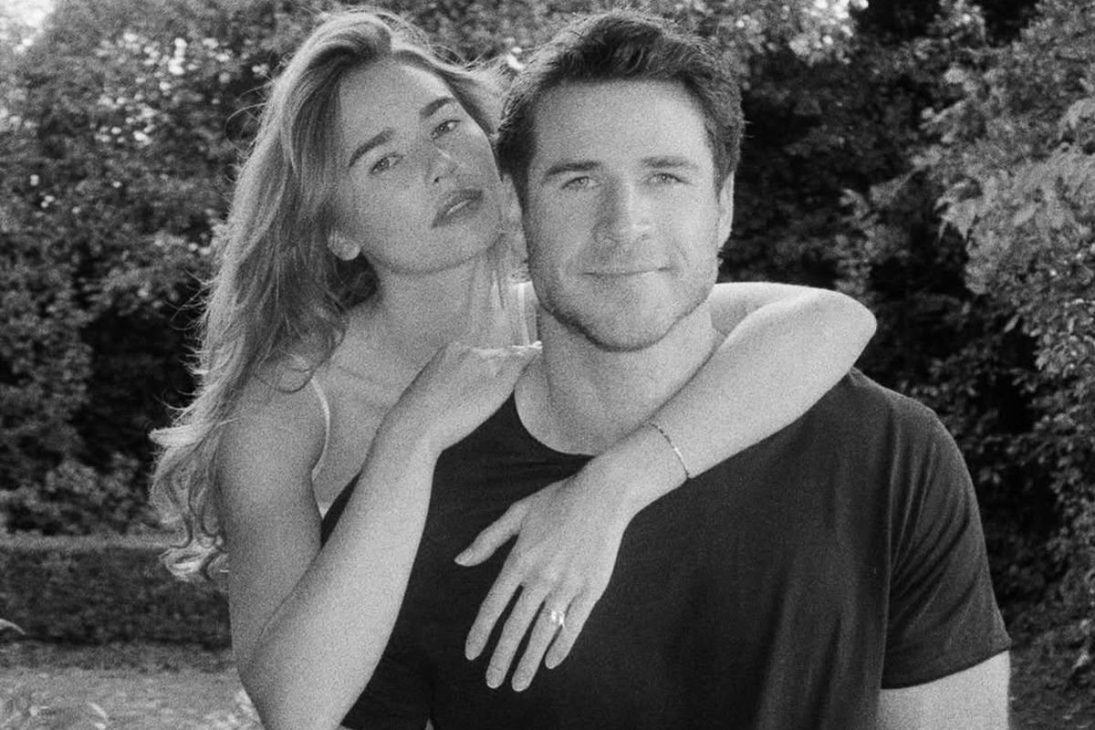 Liam Hemsworth, cincin tunangan vintage, gabriella brooks, gabriella brooks liam hemsworth, cintin tunangan gabriella brooks dan liam hemsworth, Kilau Mewah dan Vintage Cincin Pertunangan Gabriella Brooks dari Liam Hemsworth, Bernilai Rp2,3 M