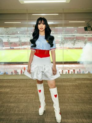 Lyodra Ginting, Piala Presiden 2025, penampilan lyodra di piala presiden 2025, gaya Lyodra di Piala Presiden 2025, Lyodra Padukan Jersey dan Rok Ruffle di Piala Presiden 2025, Intip Detail Outfitnya, 1. Jersey Biru, 2. Mini skirt ruffle putih, 3. Obi etnik merah, 4. Boots, 5. Rambut wavy tergerai, 6. Makeup flawless