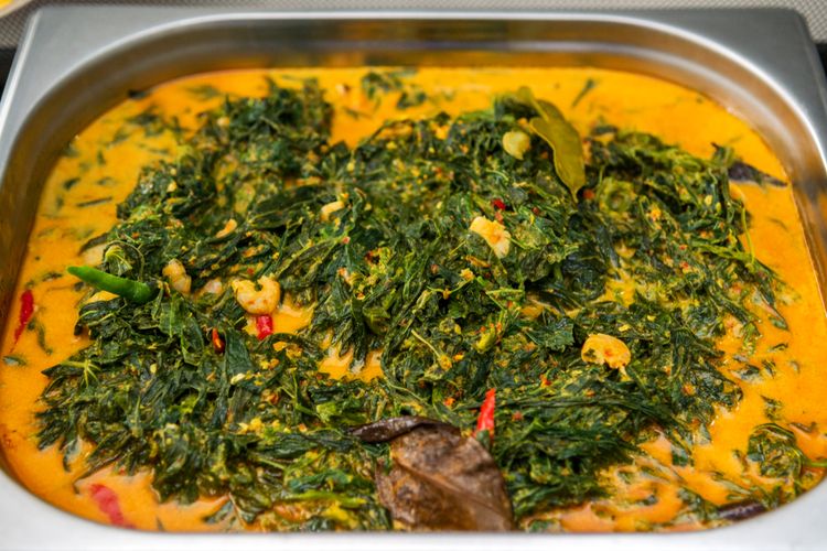 cara masak daun singkong, tips masak sayuran, rebus daun singkong, daun singkong enaknya dimasak apa, Langkah Mudah Rebus Daun Singkong agar Empuk dan Warna Tetap Segar, 1. Pilih pucuk daun singkong yang muda, 2. Tambahkan sedikit baking powder, 3. Rebus dalam air mendidih tanpa menutup panci, 4. Tiriskan dan peras daun setelah matang