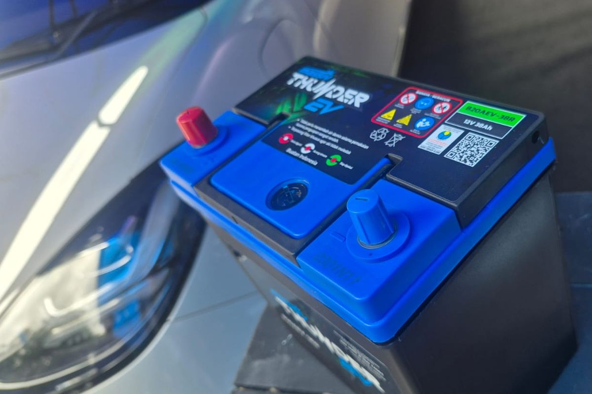 mobil listrik, Baterai, aki 12 Volt, kelistrikan, Peran Penting Aki 12V pada Mobil Listrik