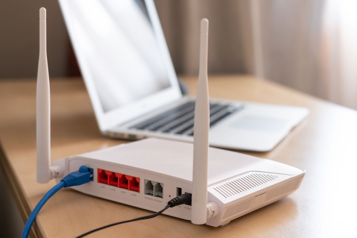 WiFi, meeting online, WiFi Sering Putus saat Meeting Online? Ini Cara Mengatasinya, Pindahkan router ke lokasi yang lebih strategis, Jauhkan router dari perangkat elektronik lain, Kurangi jumlah perangkat yang terhubung, Gunakan WiFi extender atau booster, Perbarui firmware router, Ganti router dengan model yang lebih baru, Ubah channel WiFi, Gunakan koneksi kabel bila memungkinkan, Batasi aplikasi atau aktivitas yang menyedot banyak data, Pakai mesh WiFi untuk rumah yang besar