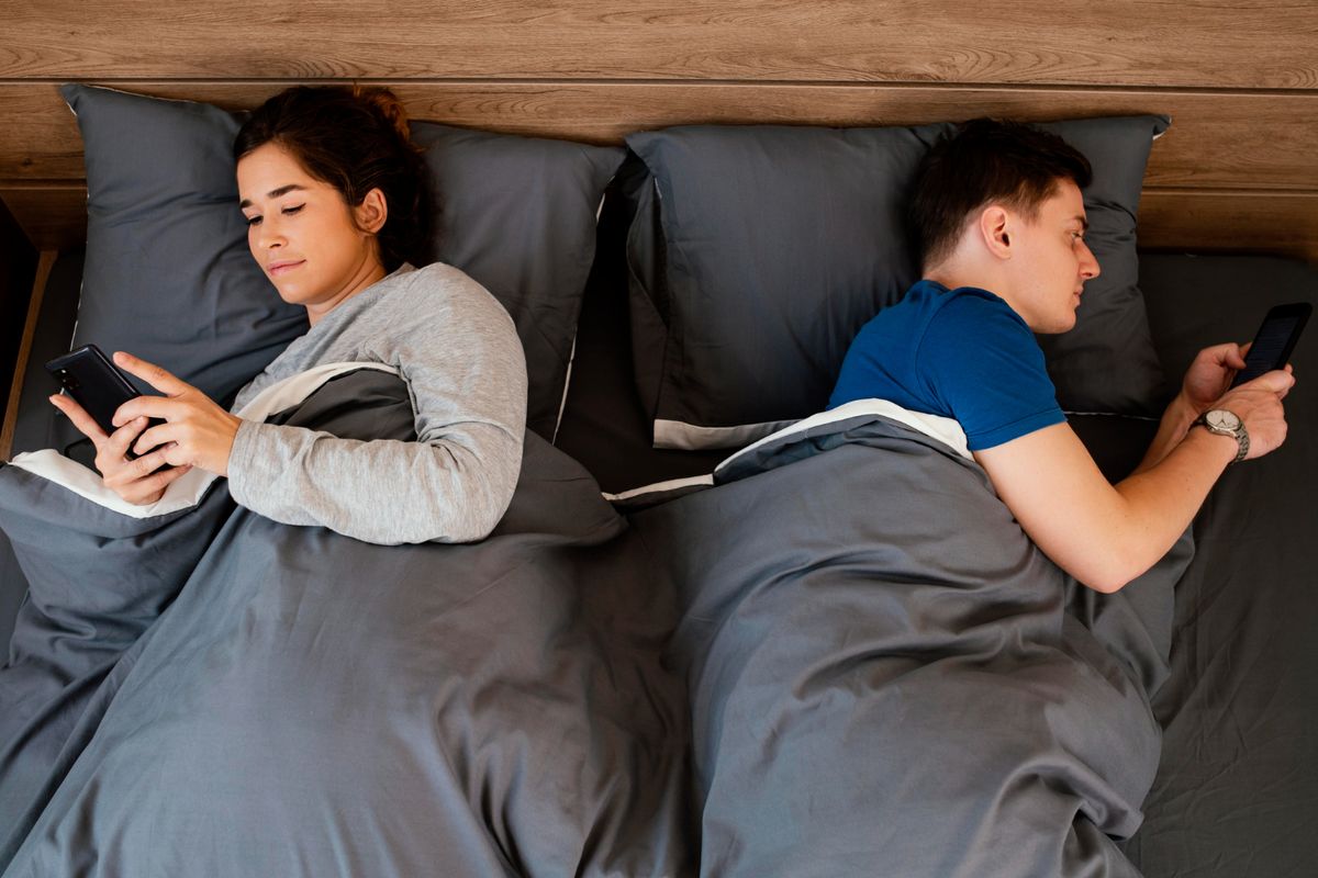main hp sebelum tidur, Apa dampak main HP sebelum tidur, bahaya main HP sebelum tidur, dampak main HP sebelum tidur, Berapa jam berhenti main HP sebelum tidur, susah tidur karena main HP, Dampak Main HP sebelum Tidur yang Penting Dihindari