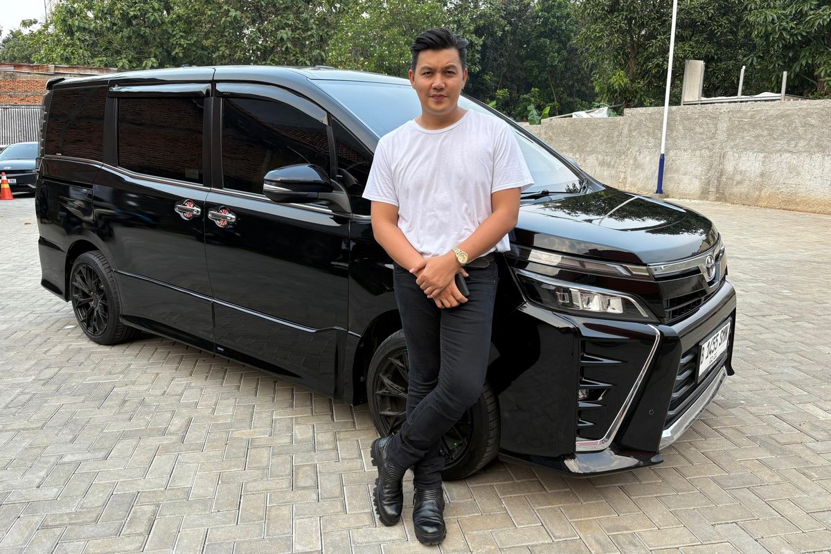 toyota voxy, desain modern, MPV keluarga, Konsumsi bahan bakar efisien, Konsumsi BBM Toyota Voxy dari Pengalaman Dirly Idol, Toyota Voxy: Pilihan Ideal MPV Keluarga di Indonesia, Desain Modern dan Fitur Lengkap, Konsumsi Bahan Bakar yang Efisien, Spesifikasi Mesin Tangguh