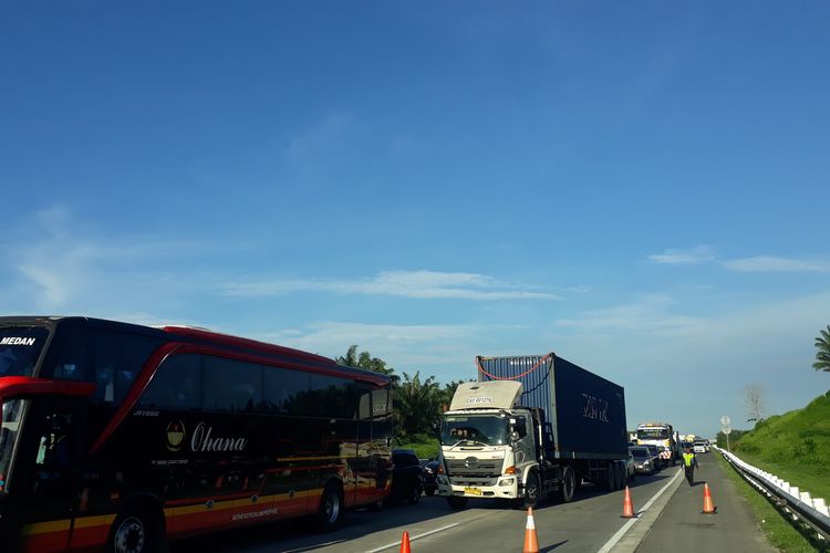 truk, jaga jarak, Aturan Jaga Jarak di Belakang Bus dan Truk Berbeda dengan Mobil Kecil