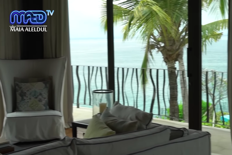 Irwan Mussry, Maia Estianty, vila Irwan Mussry di Bali, fasilitas vila Irwan Mussry, vila mewah Irwan Mussry, 6 Fasilitas di Vila Mewah Irwan Mussry, Ada Jacuzzi hingga Tempat Gym, Kamar tidur dengan pemandangan laut, Ruang makan nuansa kayu yang simpel, Main living room dengan dinding kaca, Balkon, tempat berkumpul dan menikmati sunset, Tempat gym, Kolam renang dan jacuzzi