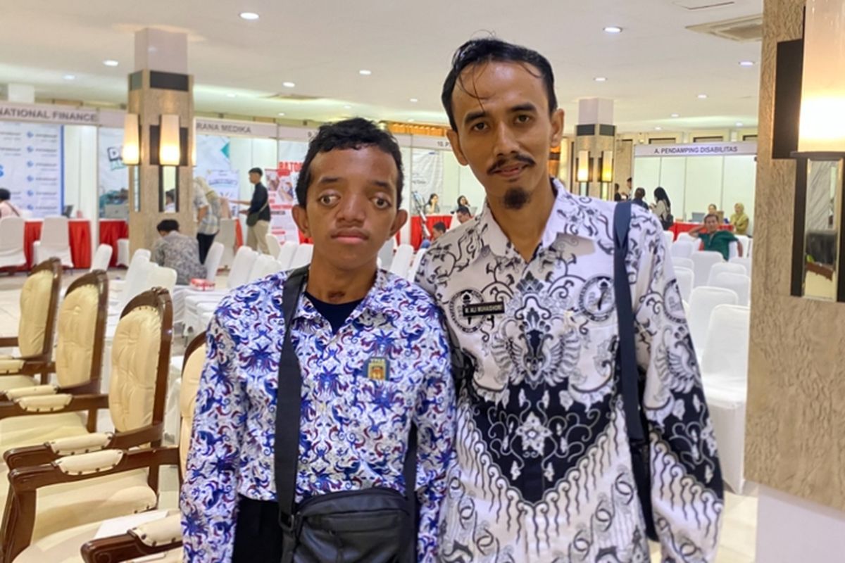 gaji guru, Hari Guru Nasional, guru honorer, Hari Guru, guru disabilitas, Gaji Tak Cukup, Guru Disabilitas di Surabaya Jualan Es Keliling demi Penghasilan Tambahan