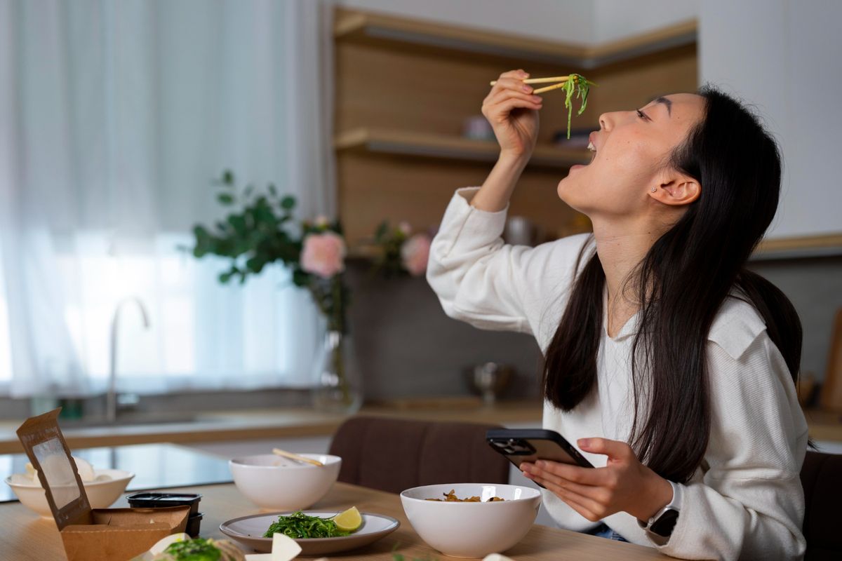bau badan, Bawang putih, keringat, Sayuran, aroma tubuh, kopi, sayuran, bawang putih, penyebab bau badan, makanan bikin bau badan, makanan apa yang bikin bau badan, Makanan yang Bikin Bau Badan Tapi Bisa Menarik Lawan Jenis, 1. Bawang putih, 2. Sayuran hijau dan buah, 3. Daging, 4. Alkohol dan kopi