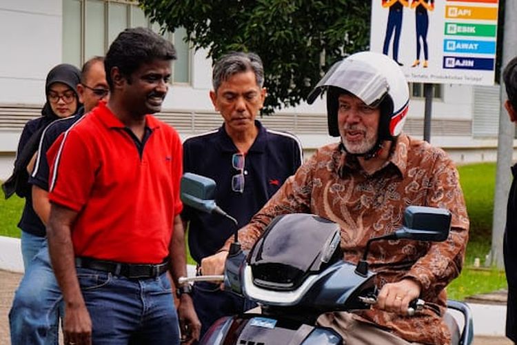 Duta Besar Swedia, Duta Besar Swedia untuk Indonesia Kunjungi Pabrik TVS di Karawang