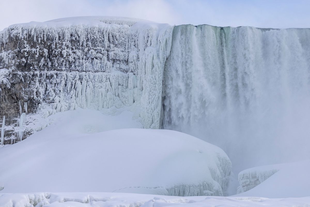 wisatawan, Air Terjun Niagara, Air Terjun Niagara Membeku, Wisatawan Justru Berdatangan