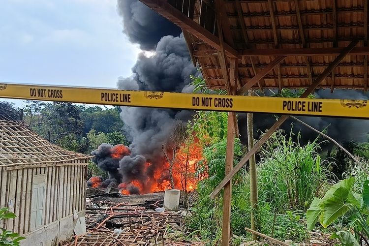 Blora, sumur minyak, Sumur minyak di Blora dipasang garis polisi, Sumur minyak di Blora, sumur minyak blora terbakar, sumur minyak di blora terbakar, sumur minyak blora, sumur minyak di blora kebakaran, Penyebab Kebakaran Sumur Minyak di Blora, Pengeboran Ilegal Tanpa Izin dan SOP, Pengeboran Baru Dilarang, Kronologi Kebakaran Sumur Minyak Blora, Pengeboran Ilegal dan Tekanan Gas, Pemerintah Siapkan Validasi Sumur Rakyat