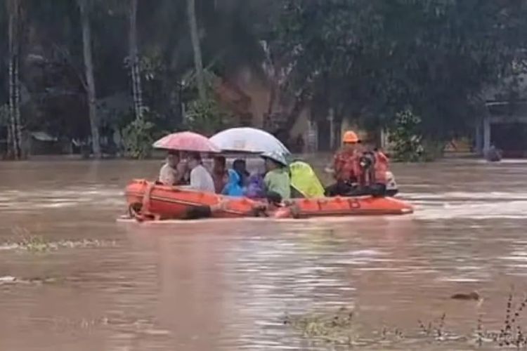 Sibolga, Tapanuli, banjir bandang, tapanuli, Banjir Tapanuli, banjir di tapanuli tengah, banjir sibolga, banjir bandang di sibolga, banjir di tapanuli utara, Update Banjir dan Longsor Tapanuli Raya: 8 Orang Meninggal, 58 Luka-luka, 2.851 Mengungsi, Sibolga diterjang banjir deras dan longsor, Rumah rusak dan jembatan putus di Tapanuli Utara, Hampir 2.000 rumah terendam di Tapanuli Tengah, Pengaruh siklon tropis KOTO dan bibit siklon 95B, Imbauan kesiapsiagaan