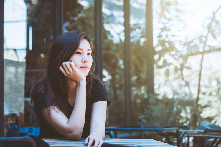 overthinking, mengatasi overthinking, 6 Tips Efektif Mengatasi Overthinking agar Pikiran Lebih Tenang, 1. Batasi waktu untuk memikirkan masalah, 2. Pisahkan fakta dan asumsi, 3. Fokus pada apa yang bisa dilakukan, 4. Pilih distraksi yang sehat, 5. Tak semua keputusan harus sempurna, 6. Biasakan diri menghadapi ketidakpastian