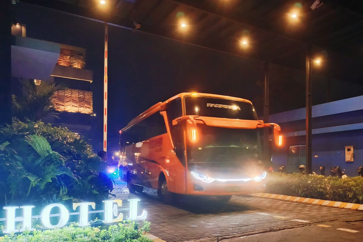 Persik Kediri, Arema FC, Persik, Hasil Liga 1, arema fc vs persik kediri, Liga 1 2024-2025, Persik Pulang dengan Pengawalan Ketat Usai Insiden Kaca Bus Pecah