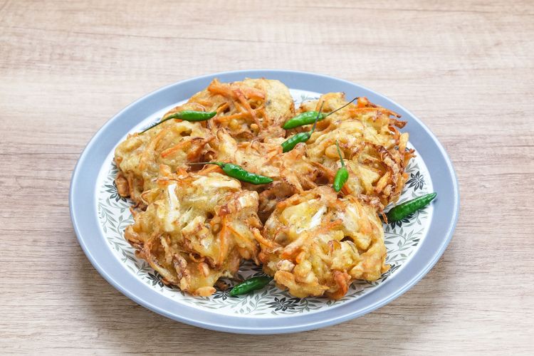 TasteAtlas, jajanan tradisional, 10 Camilan Tradisional Terbaik di Indonesia Versi TasteAtlas, 1. Batagor, 2. Pisang Goreng, 3. Pempek, 4. Gorengan, 5. Tempe Mendoan, 6. Odading, 7. Serabi, 8. Bakwan, 9. Tempe Goreng, 10. Otak-otak