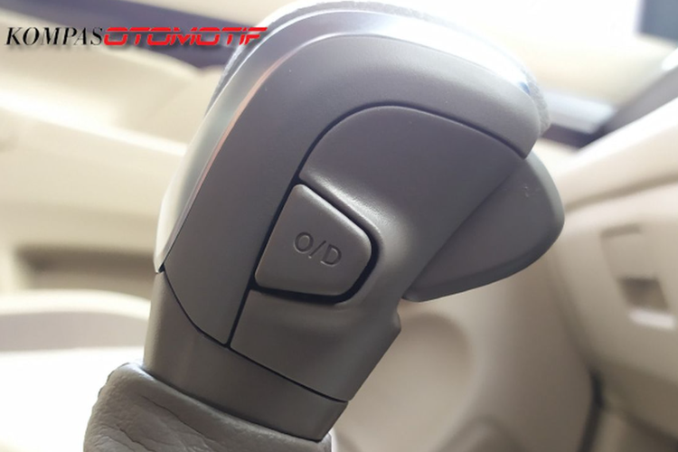 mobil matik, cara menyalip pakai mobil matik, kick down mobil matik, tips aman menyalip, teknik menyalip pakai mobil matik, Jangan Asal, Ini Cara Menyalip Pakai Mobil Matik yang Benar