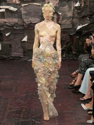 Lisa BLACKPINK, Maison Margiela, Lalisa Manoban, Busan International Film Festival, outfit Lisa BLACKPINK, busana lisa blackpink, baju lisa blackpink, biff 2025, busan international film festival 2025, dress lisa blackpink, Potret Lisa Blackpink di Busan International Film Festival 2025, Pakai Dress Maison Margiela