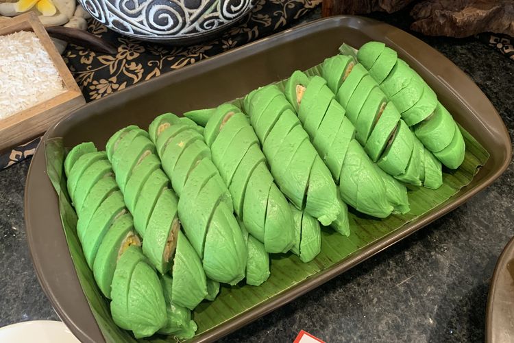 es pisang ijo, membuat es pisang ijo, Cara membuat es pisang ijo, 6 Rahasia Es Pisang Ijo Enak, Tips dari Chef Hotel di Makassar, 1. Pakai pisang raja, 2. Kukus pisang terlebih dulu, 3. Masak adonan kulit pisang ijo sampai mendidih, 4. Tambahkan mentega ke adonan kulit, 5. Pakai daun pandan, 6. Cara menggulung kulit pisang ijo