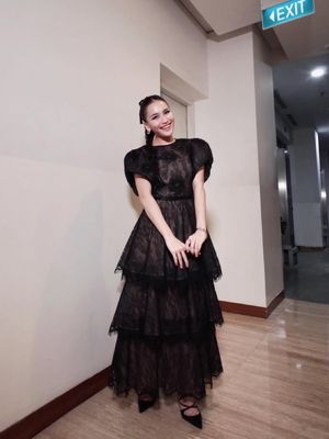 Ayu Ting Ting, Gaya Ayu Ting Ting, Sebastian Gunawan, Sebastian gunawan, Ayu Ting Ting terbaru, busana ayu ting ting, fashion ayu ting ting, gaya ayu ting ting, style ayu ting ting, Gaya Ayu Ting Ting dengan Dress Hitam, Anggun Maksimal