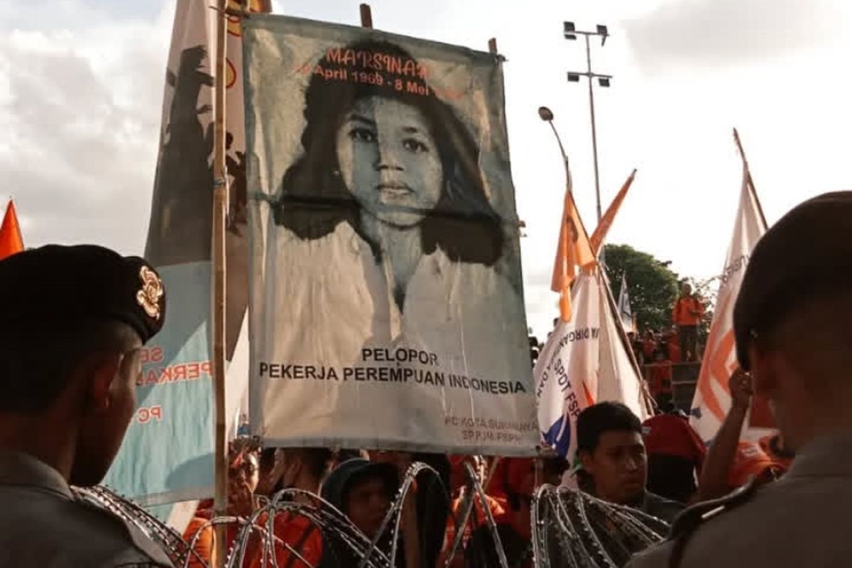 Marsinah, marsinah pahlawan buruh, Pahlawan Nasional 2025, marsinah dibunuh, marsinah pahlawan, Marsinah, Aktivis Buruh yang Dibunuh dengan Keji pada Masa Orde Baru, Kini Jadi Pahlawan Nasional, Perempuan dari Nglundo yang Tumbuh Keras, Merantau ke Surabaya, Hidup dari Gaji Buruh, Aksi Buruh dan Hilangnya Marsinah, Ditemukan Tewas dalam Kondisi Mengenaskan, Kasus yang Tak Pernah Terungkap, Marsinah Diangkat Menjadi Pahlawan Nasional, Marsinah, Suara yang Tak Pernah Padam