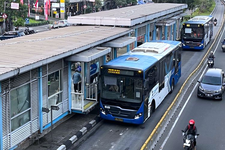 transjakarta, 15 golongan gratis transjakarta, 15 golongan masyarakat gratis naik transportasi umum Jakarta, Daftar 15 Golongan yang Gratis Nikmati Transjakarta, MRT, dan LRT