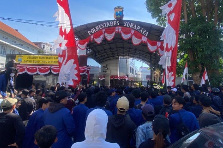 demo Surabaya, demo surabaya hari ini, Demo 29 Agustus, demo 30 agustus 2025, Suasana Demo 30 Agustus 2025 di Surabaya, Mahasiswa Datangi Mapolda, Jalan Ahmad Yani Lumpuh