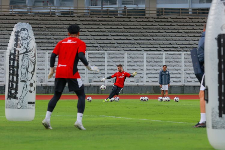 Timnas Indonesia, Berita Foto, Indonesia Vs Bahrain, Kualifikasi Piala Dunia 2026 Zona Asia, Latihan Timnas Indonesia: 3 Pemain Absen, Kluivert Bagi 3 Grup, Kiper Berlatih Duel