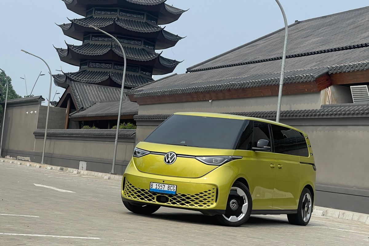 VW ID. Buzz, regenerative braking, mobil listrik, pengalaman berkendara, Mengemudikan VW ID. Buzz: Pengalaman Unik Mobil Listrik Minibus, Kabin Sederhana tapi Fungsional, Posisi Duduk Mirip Minibus, Performa: Enteng untuk Mobil Besar, Regenerative Braking, Performa &amp; Baterai