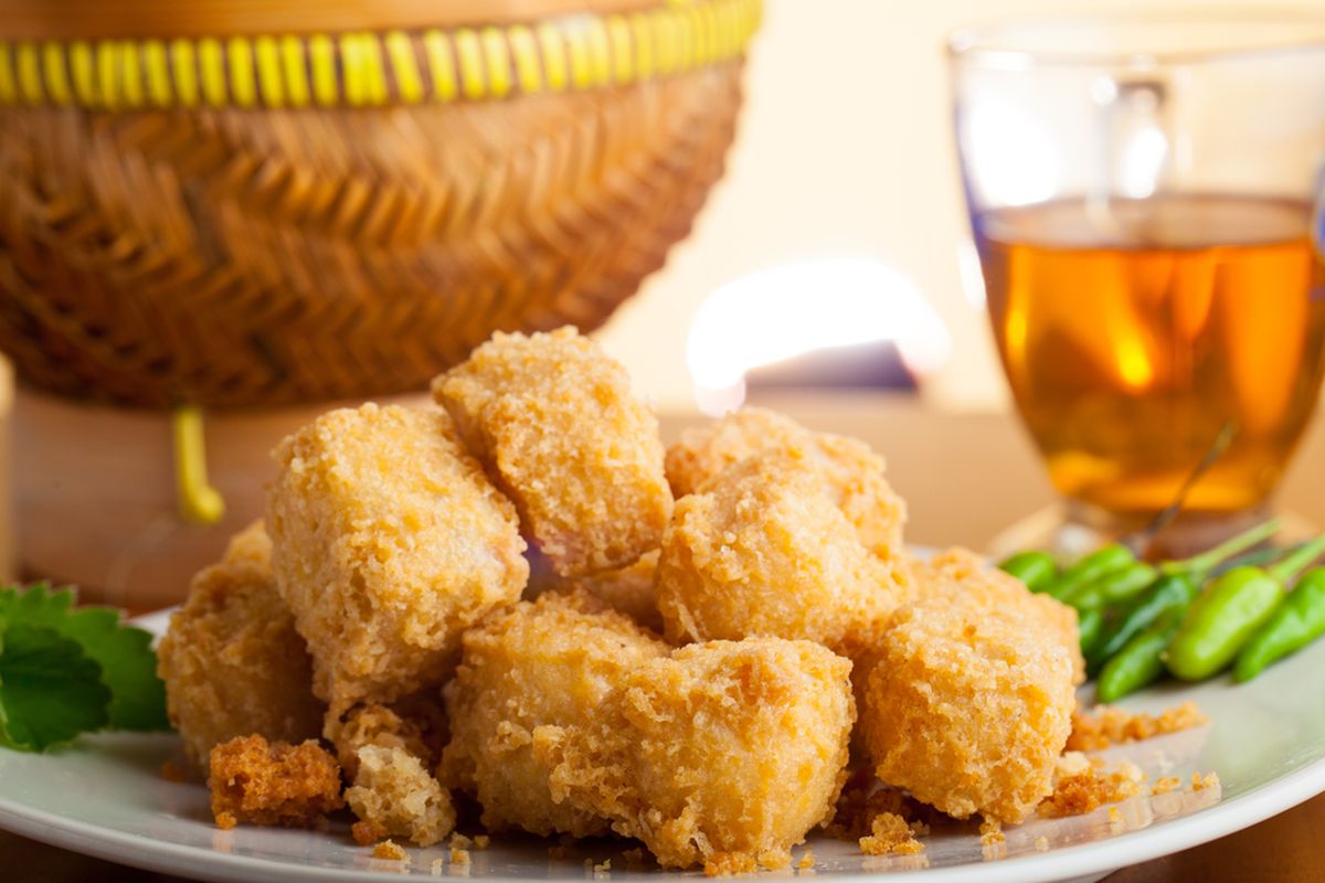 tahu krispi, Tahu Krispi, Cara Bikin Tahu Isi Krispi Antilembek, cara bikin tahu krispi, Cara Bikin Tahu Isi Krispi Antilembek, Tetap Renyah Meski Sudah Dingin, 1. Pastikan isian tidak basah atau berminyak, 2. Hindari mencampur isian mentah dengan tepung, 3. Jangan goreng terlalu lama, 4. Gunakan campuran tepung yang tepat, 5. Perhatikan kekentalan adonan tepung, 6. Tambahkan baking powder