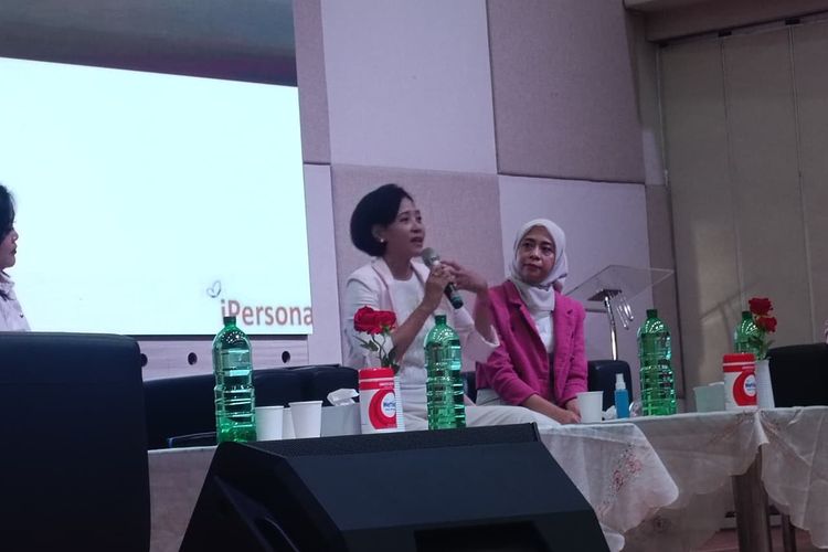 wajah sosial, Carl Jung, topeng dalam psikologi, apa istilah topeng dalam psikologi kepribadian, beradaptasi dengan lingkungan, makna topeng, Memahami “Topeng” dalam Psikologi, Adaptasi Diri atau Pura-pura?, Wajah sosial dan lingkungan yang dihadapi, Apakah harus selalu pakai topeng?, Topeng sebagai mekanisme pertahanan diri, Hati-hati dengan emosi yang terpendam