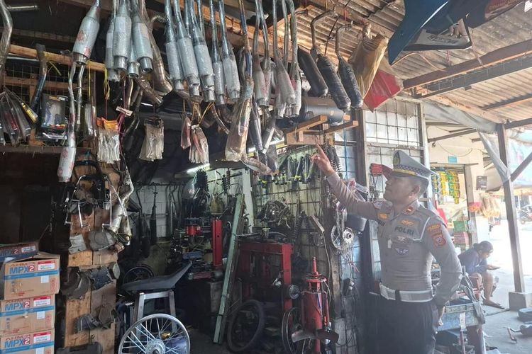 Dedi Mulyadi, larangan knalpot aftermarket, polemik industri knalpot, standar kebisingan knalpot, Dedi Mulyadi Larang Knalpot Bising: Apa Kabar SNI Knalpot?, Larangan Penggunaan Knalpot Aftermarket Memicu Polemik di Kalangan Pelaku Industri, Penertiban Knalpot Bising Sudah Dilakukan Sejak Beberapa Tahun Terakhir, Proses Penentuan Ambang Batas Kebisingan Masih Berlanjut, Aturan Tentang Penggunaan Knalpot Sudah Ada, Anggota AKSI Sudah Mematuhi Standar Kebisingan
