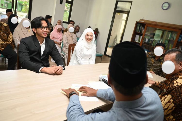 pernikahan, nikah di KUA, intimate wedding, pernikahan gen z, Dari KUA Lanjut Ngopi, Kisah Radya dan Jundi yang Pilih Nikah Tanpa Resepsi, Disepakati berdua, meski awalnya berbeda, Disambut baik oleh keluarga, Persiapan singkat tapi bermakna, Setelah akad, ngopi dulu