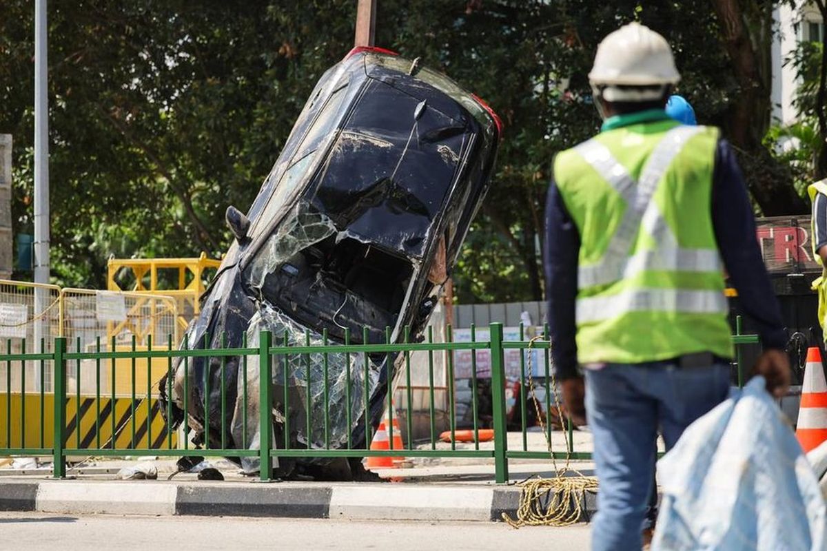 mobil, sinkhole, Singapura, Mobil, sopir, sinkhole di singapura, mobil jatuh ke lubang, Jalan Tanjong Katong amblas, evakuasi mobil sinkhole, kecelakaan infrastruktur Singapura, perbaikan jalan Singapura, insiden jalan amblas, insiden jalan amblas di singapura, Mobil Terjatuh ke Sinkhole di Singapura, Proses Evakuasi Hanya 10 Menit, Korban Selamat, Jalan Masih Ditutup, Perbaikan Terus Berlangsung, Kronologi Kejadian, Mobil Tiba-Tiba Terperosok, Rekaman Video Tunjukkan Detik-detik Mobil Terjatuh, Pemerintah Turun Tangan, Stabilitas Tanah Dievaluasi