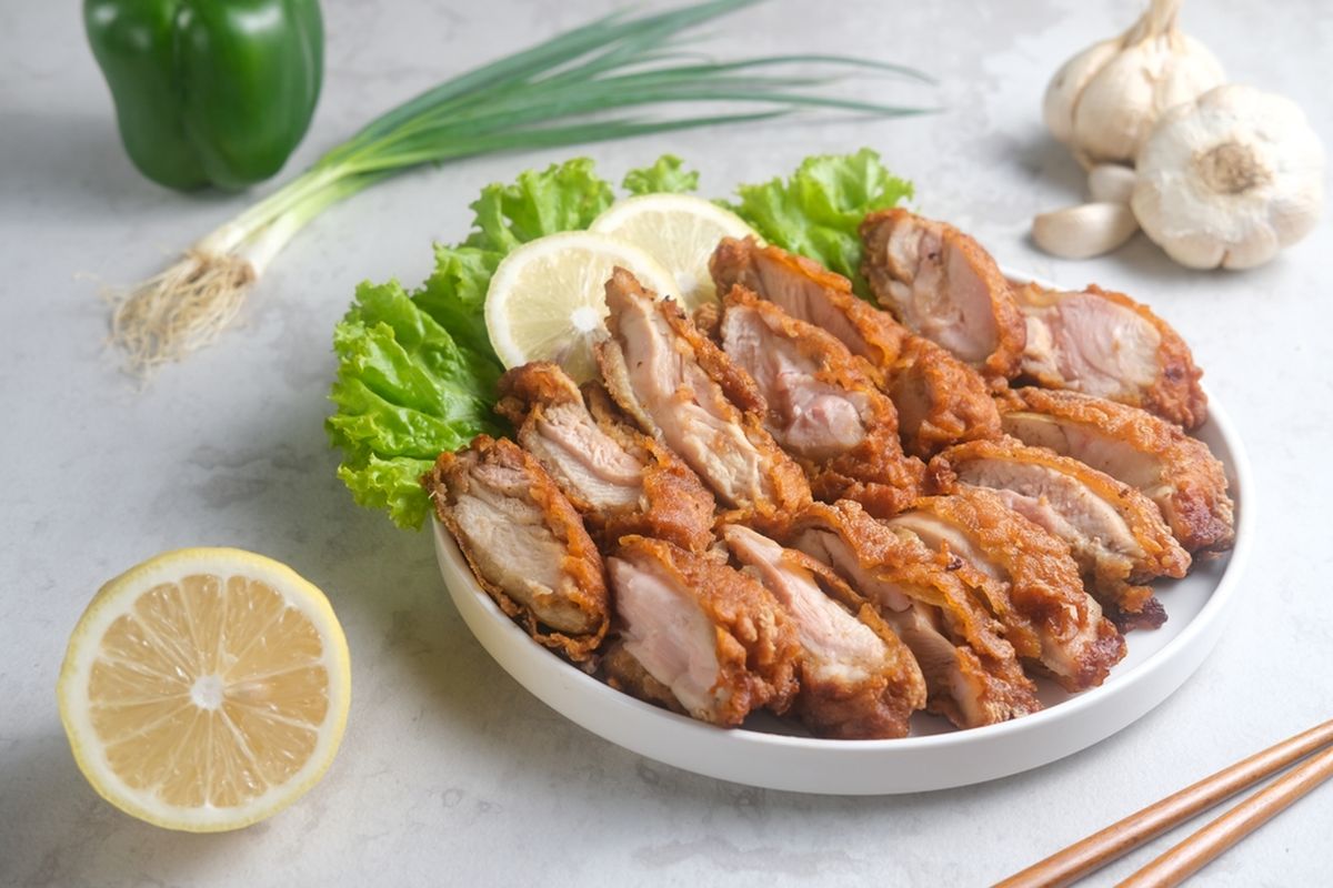 Ayam Goreng, Bawang Putih, resep, Resep Ayam Goreng Bawang Putih, Bumbunya Gurih Sampai ke Tulang, Bahan Utama:, Bahan Bumbu Halus:, Bahan Taburan:, 1. Proses Ungkep Ayam, 2. Masak Ayam hingga Bumbu Meresap, 3. Goreng hingga Keemasan, 4. Sajikan dengan Taburan Bawang