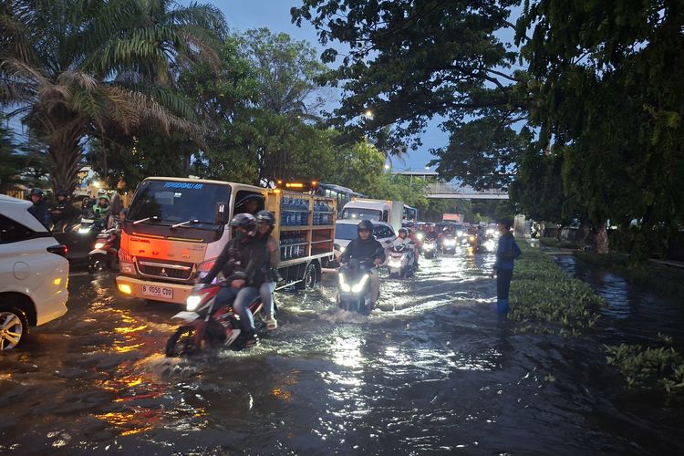 genangan air, lubang jalan, Safety Riding, Waspada Lubang Tertutup Air, Ini Tips Aman Berkendara Saat Hujan