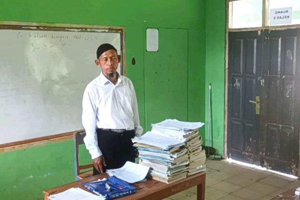 guru honorer, Sukabumi, guru honorer di Sukabumi, guru honorer belum diangkat, 33 Tahun jadi guru honorer belum diangkat, 33 Tahun Mengabdi, Guru Honorer di Sukabumi Digaji Rp 350 Ribu, Dibayar Tiga Bulan Sekali