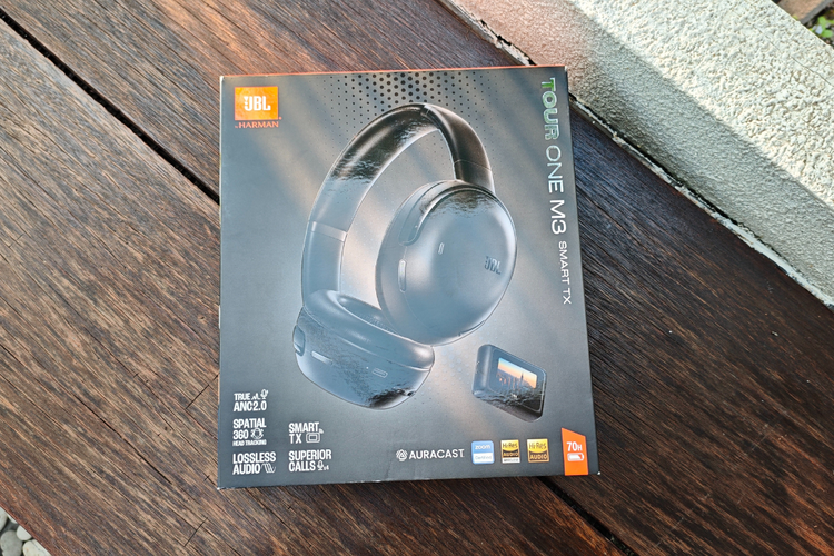 headphone, hands on, JBL Tour One M3 Smart Tx, fitur JBL Tour One M3 Smart Tx, spesifikasi JBL Tour One M3 Smart Tx, Hands-on JBL Tour One M3 Smart Tx: Ringan, Suara, Kotak kemasan simpel, isian lengkap, Headphone ringan, bantalan empuk, Konektivitas, Kontrol musik layar sentuh, ANC efektif redam bising, Audio "nendang" dan bisa diatur, Kesimpulan